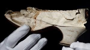 Subastaron un zapato blanco de la reina francesa María Antonieta por más de 50.000 dólares | Curiosidades
