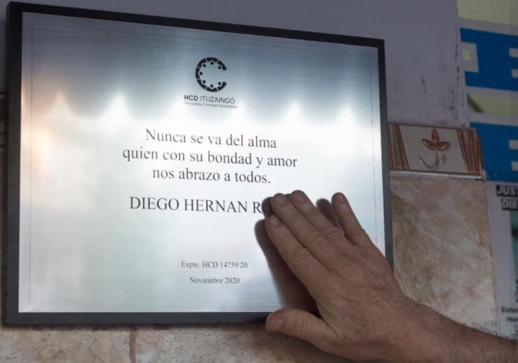 Colocan una placa en homenaje a Diego Roda, comerciante asesinado en Ituzaingó en 2016 | Actualidad