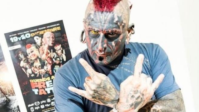 Video: el hombre que se tatuó en carne viva en la cabeza el 666 | Curiosidades