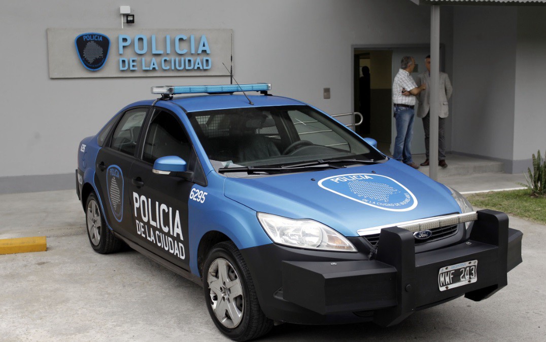 Asaltan a una mujer policía en Boedo, escapan y chocan en Flores; hay dos detenidos | Actualidad