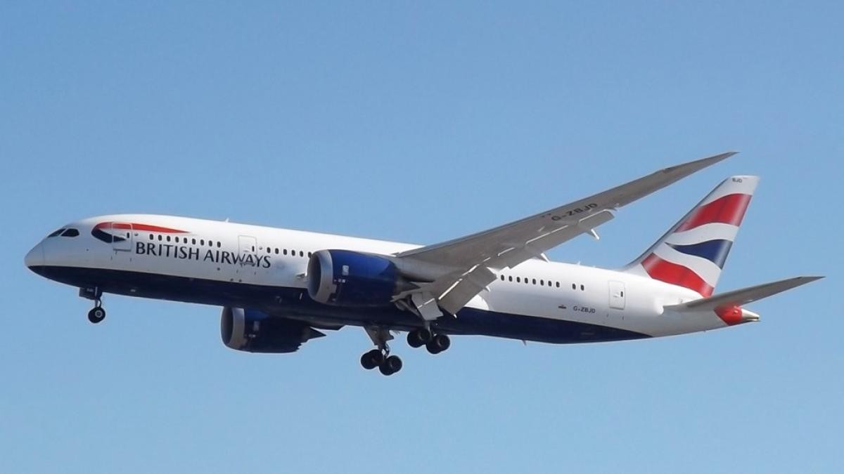 Un avión comercial evita una colisión de frente con un ovni durante el aterrizaje | Curiosidades