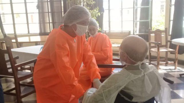 El abrazo más esperado: una pareja se reencontró tras la vuelta de las visitas a los geriátricos en Rosario | Actualidad