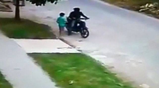 Video: Motochorro le roba la plata a un nene de 6 años que iba a hacer las compras | Actualidad
