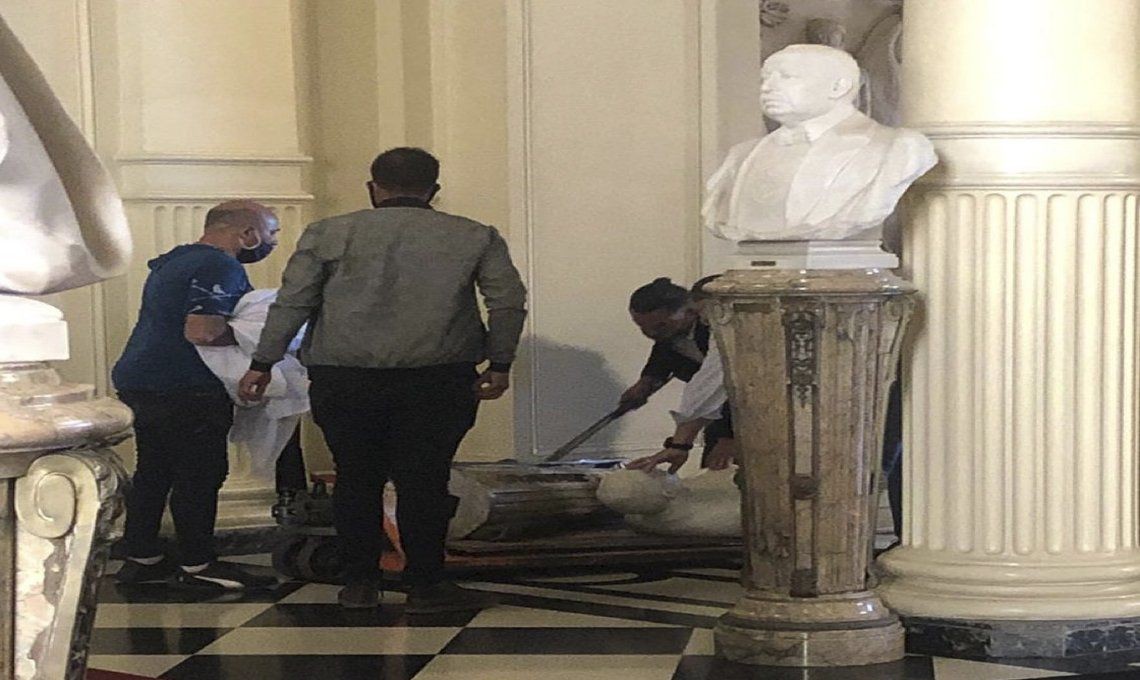Tras sufrir roturas, repusieron el busto de Yrigoyen en la Casa Rosada | Actualidad