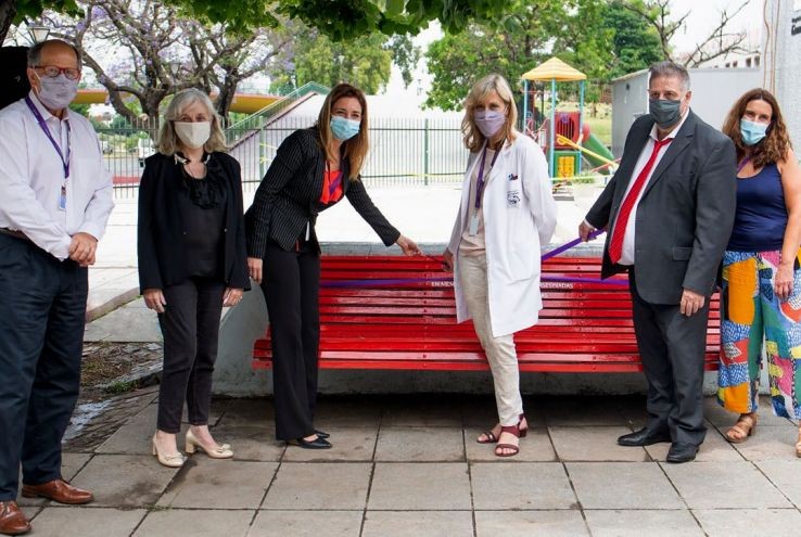 El Hospital Garrahan instaló un "banco rojo" contra la violencia de género y los femicidio | Actualidad