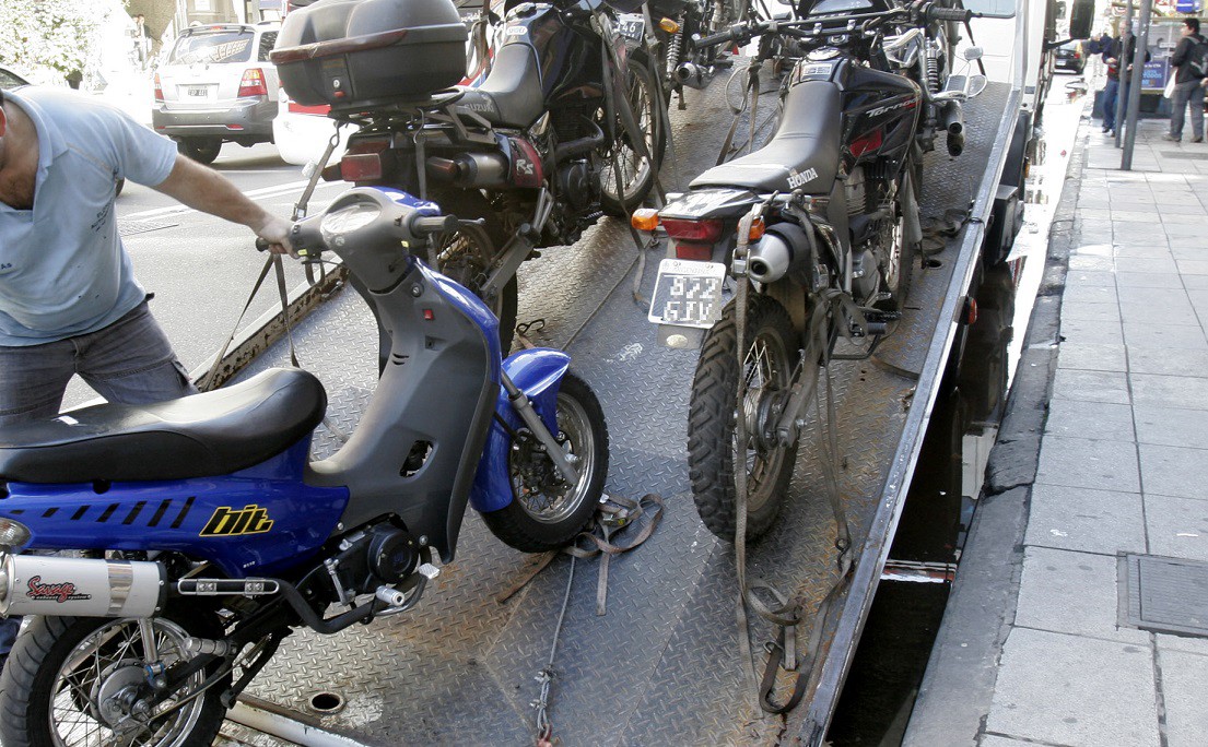 Debuta un sistema de grúas para levantar motos mal estacionadas en el microcentro porteño | Actualidad