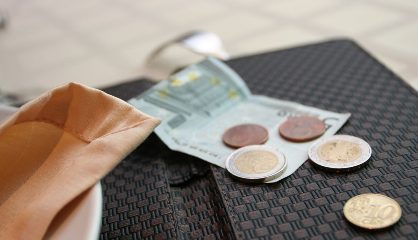 Estados Unidos: dejó 3.000 dólares de propina en un bar que estaba por cerrar sus puertas | Internacionales