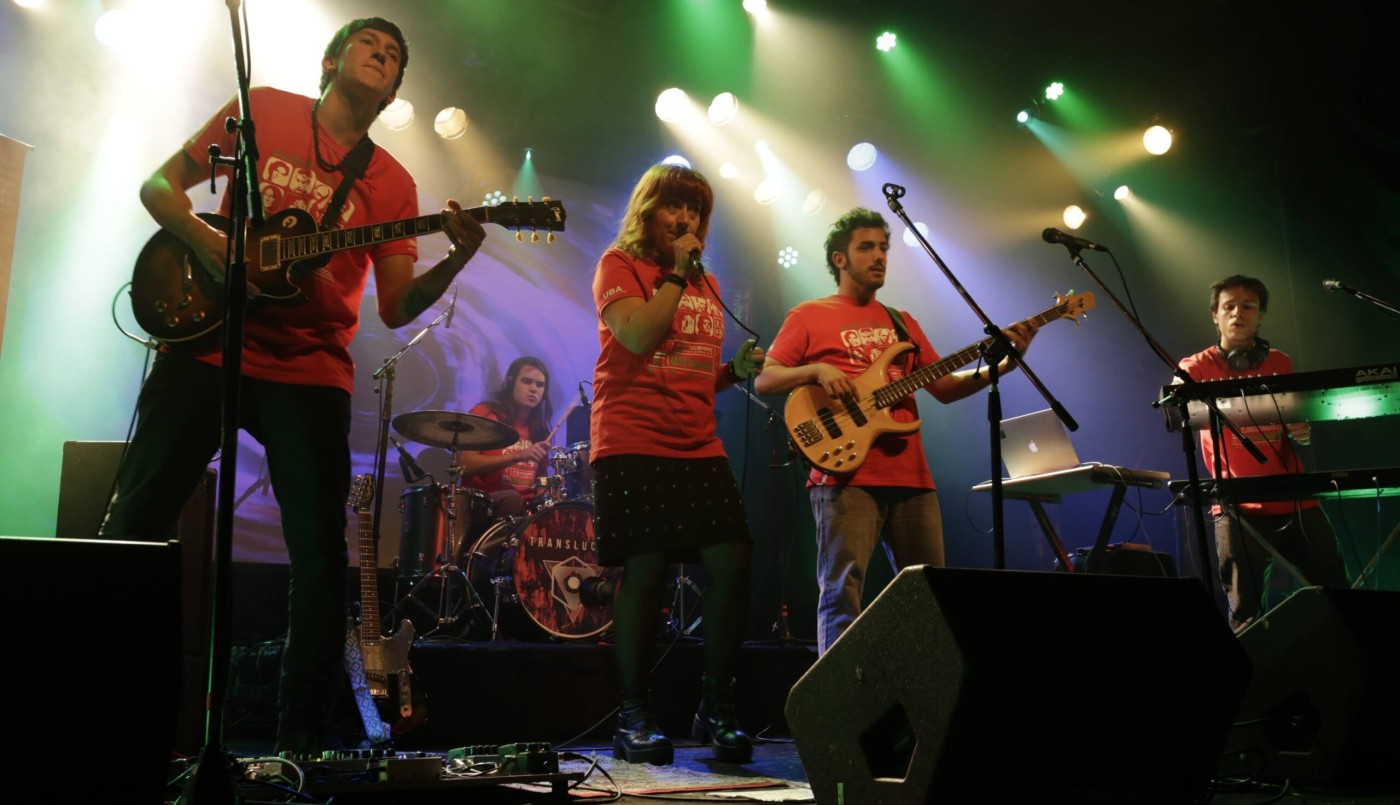 #Ruedatón: Un tráiler móvil con bandas de rock para conmemorar el Día Mundial del VIH y SIDA | Espectáculos