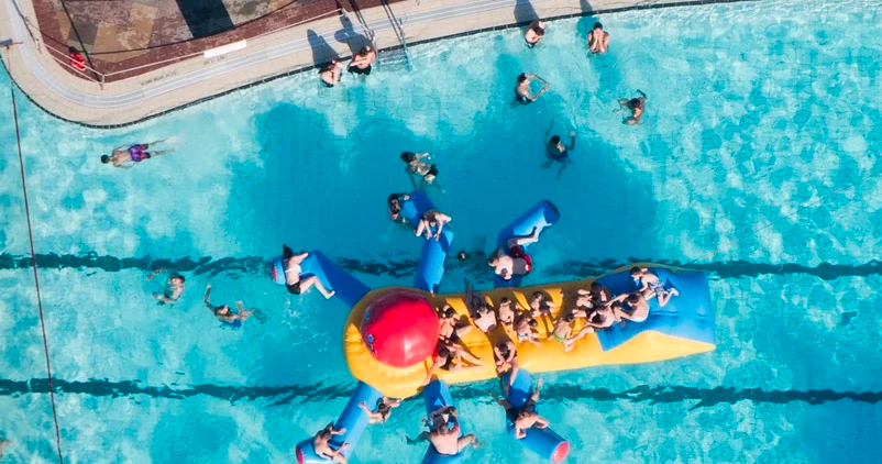 Le pusieron 25 veces más cloro a la pileta: hay 29 personas internadas por intoxicación | Internacionales