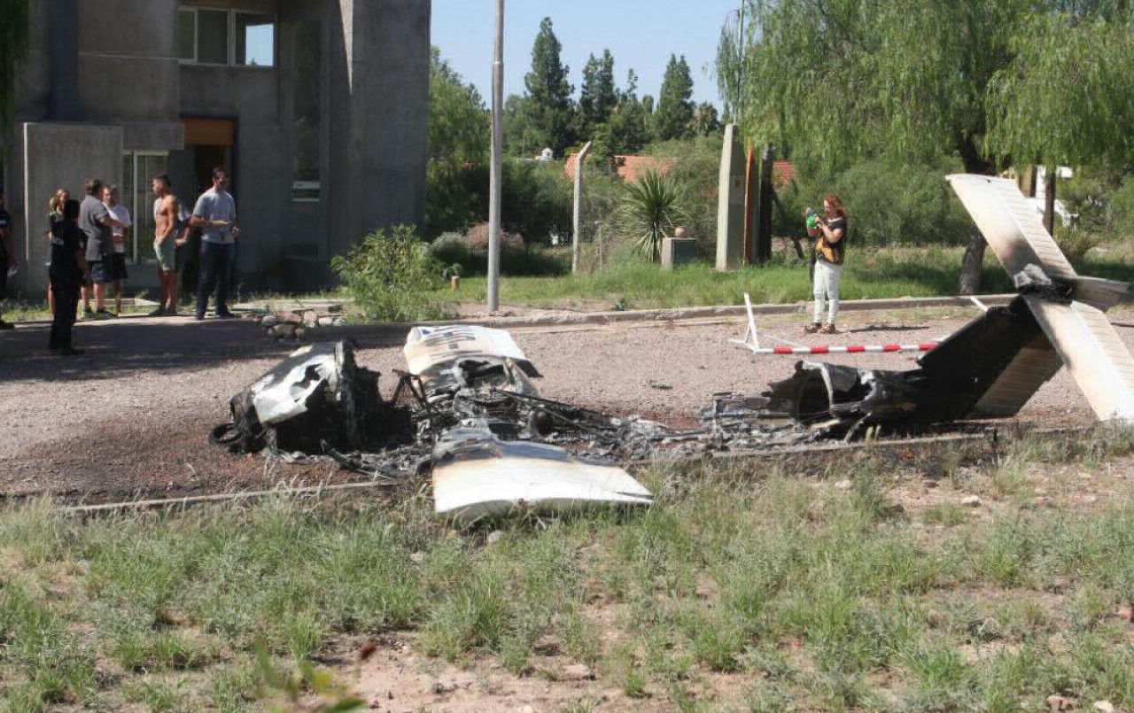 Cayó una avioneta en el patio de una casa en Mendoza | Actualidad