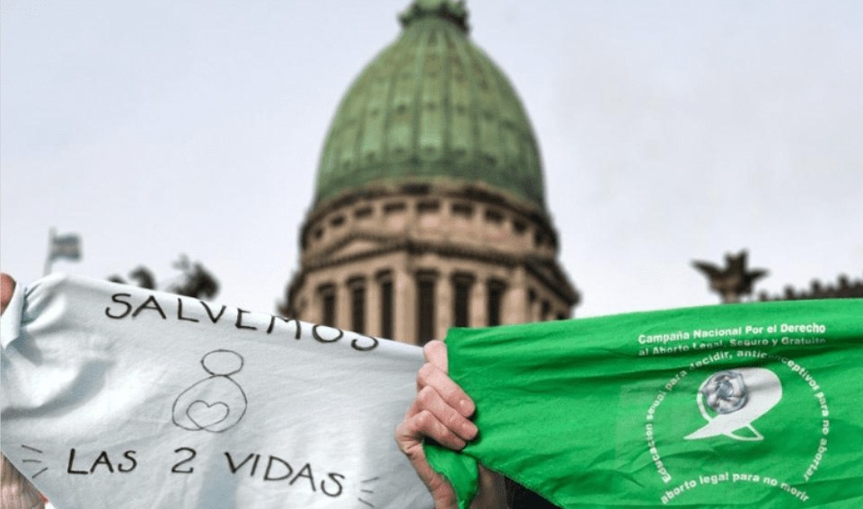 Manifestaciones a favor y en contra del derecho al aborto a las afueras del Congreso | Actualidad