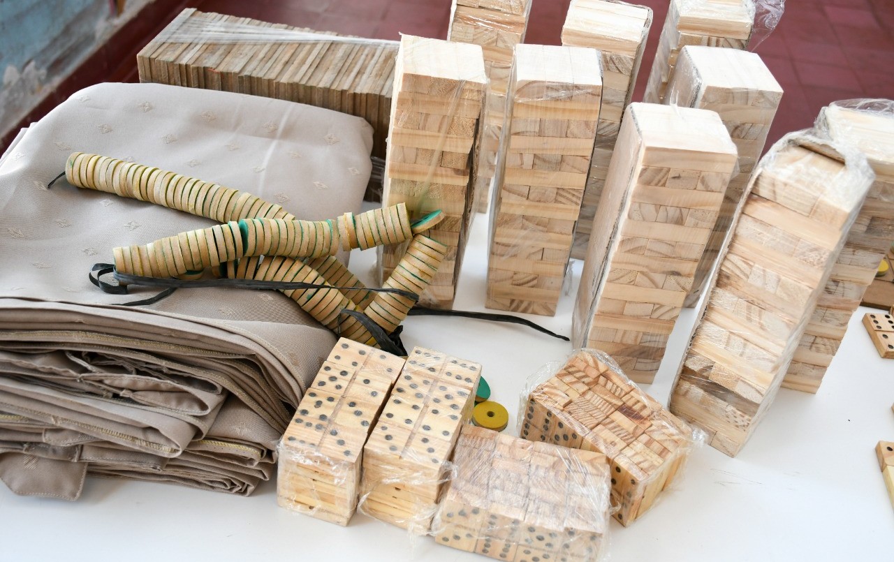 En una cárcel platense confeccionaron yengas, dominós y tatetís en madera para una escuela | Actualidad