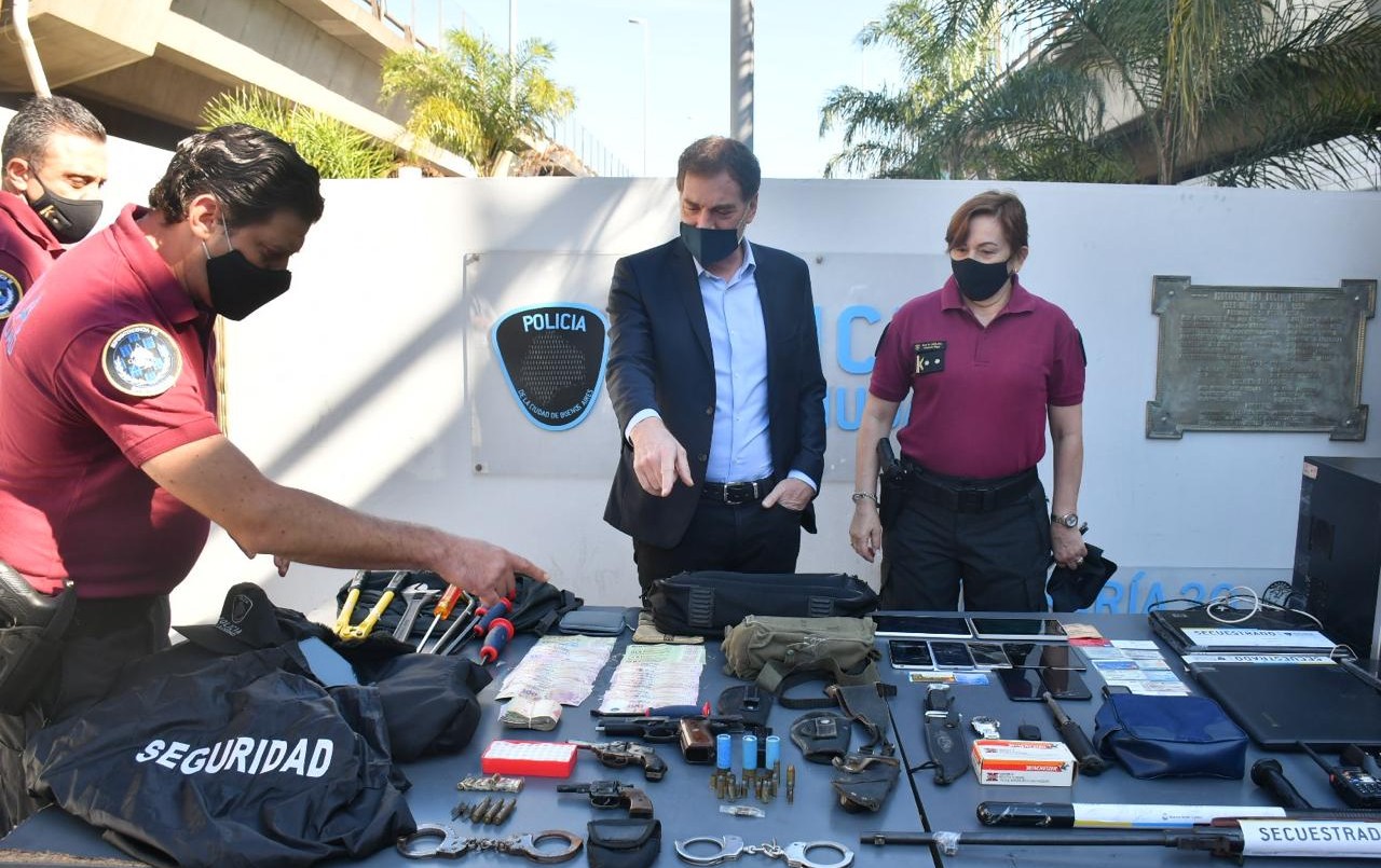 Detienen a cuatro falsos policías que cometían robos | Actualidad