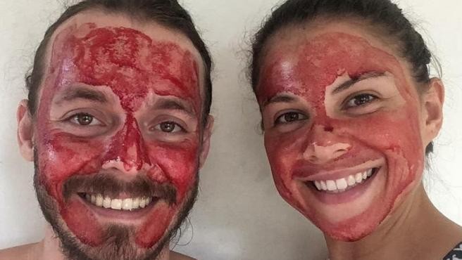 La pareja que usa sangre de la menstruación para mejorar la piel de la cara | Curiosidades