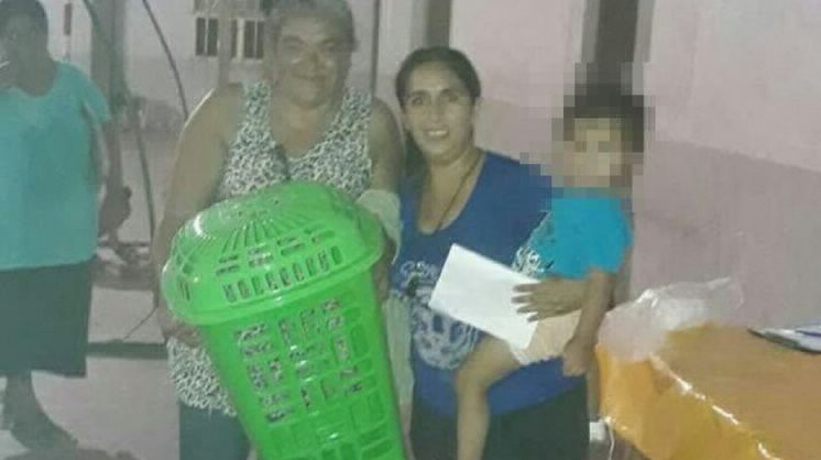 Insólito: un intendente de Salta regaló escobas y escobillones por el Día de la Mujer | Actualidad