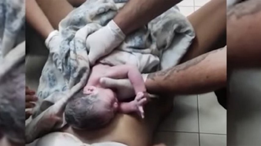 Una chica de 15 años dio a luz en la comisaría y ayudada por policías | Actualidad