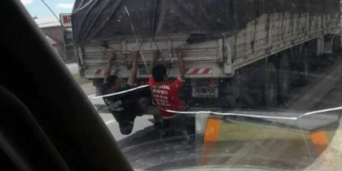 La foto de dos fanáticos del Indio Solari que volvieron del show colgados de un camión | Actualidad