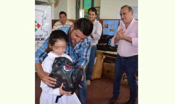 Escándalo en Santiago del Estero: un intendente entregó a chicos de primaria mochilas con dibujos de hojas de marihuana | Actualidad