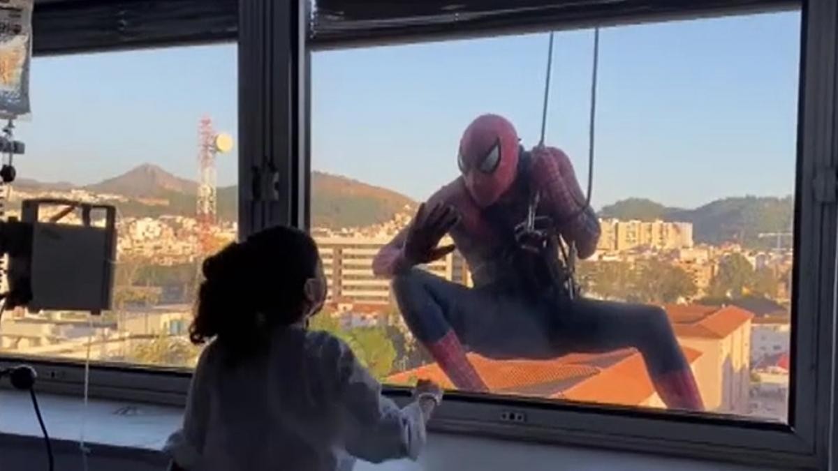 Un "Spiderman" se cuelga en un hospital para alegrar a los niños enfermos | Redes