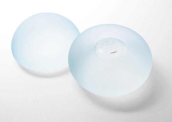 Realizan el primer implante mamario con chip en Argentina | Actualidad