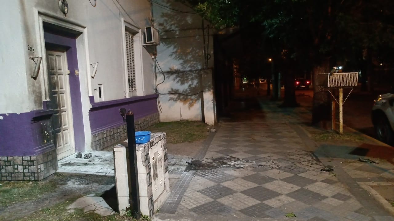 Lanzan una bomba molotov a la Comisaría de la Mujer y la Familia de Esteban Echeverría | Actualidad