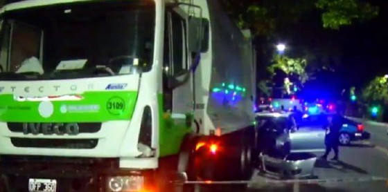 Un auto chocó a un camión de residuos y un recolector sufrió la amputación de sus piernas | Actualidad