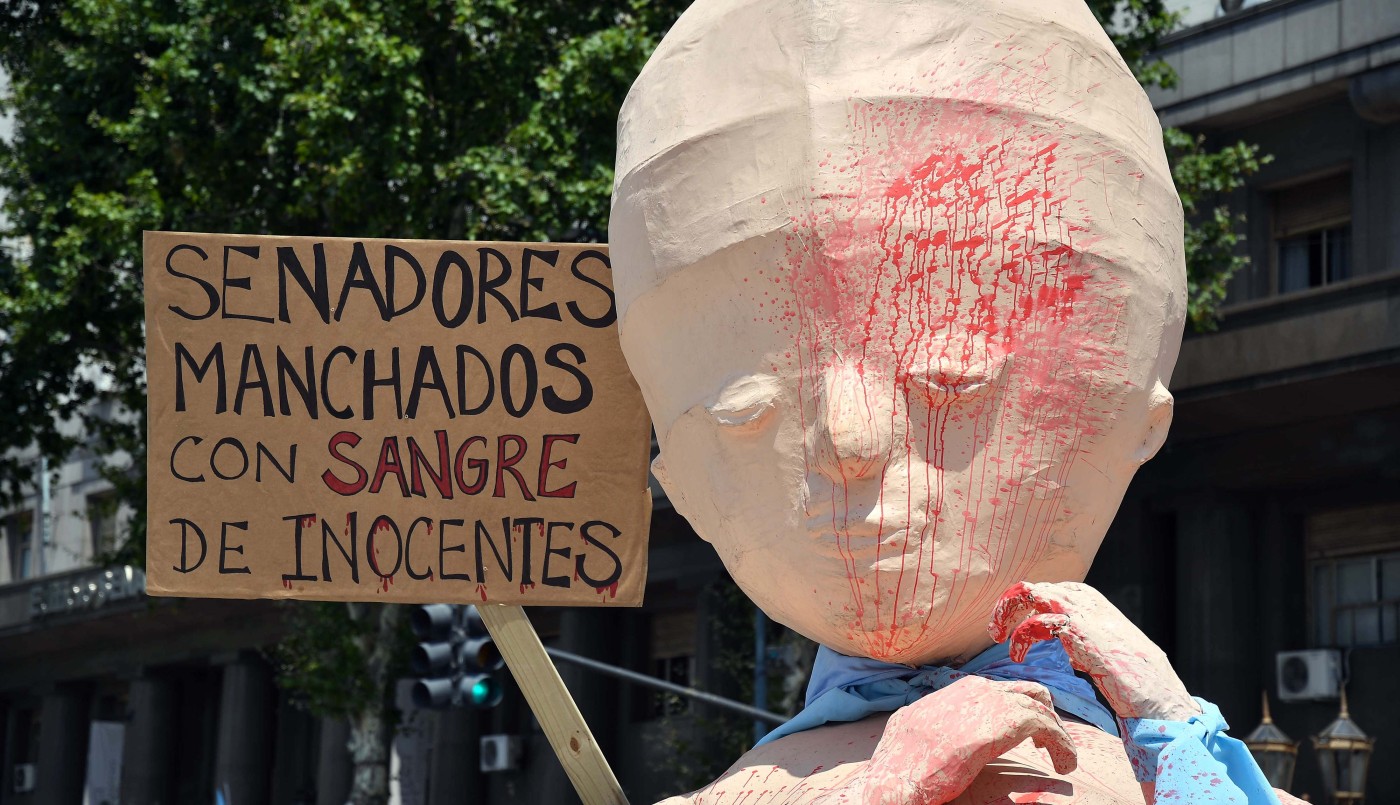 "El bebito celeste" de la marcha en contra del aborto apareció ensangrentado | Actualidad