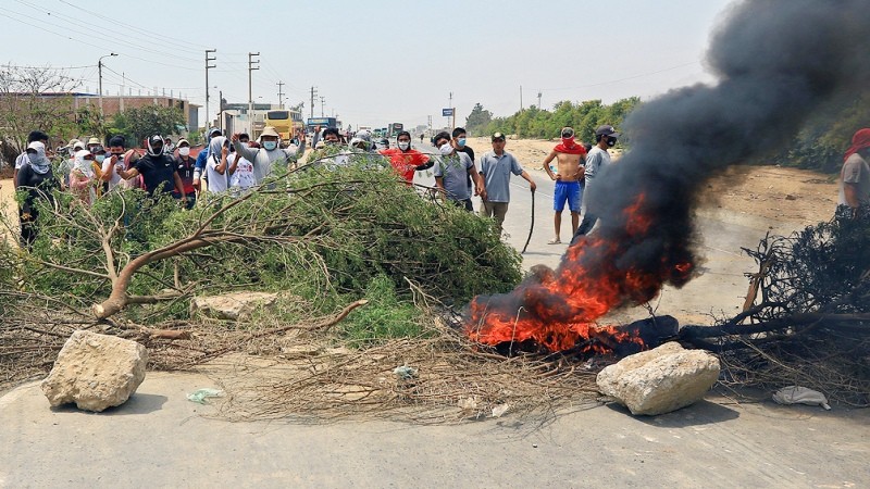Al menos dos civiles muertos en enfrentamientos entre policías de Perú y trabajadores rurales | Internacionales