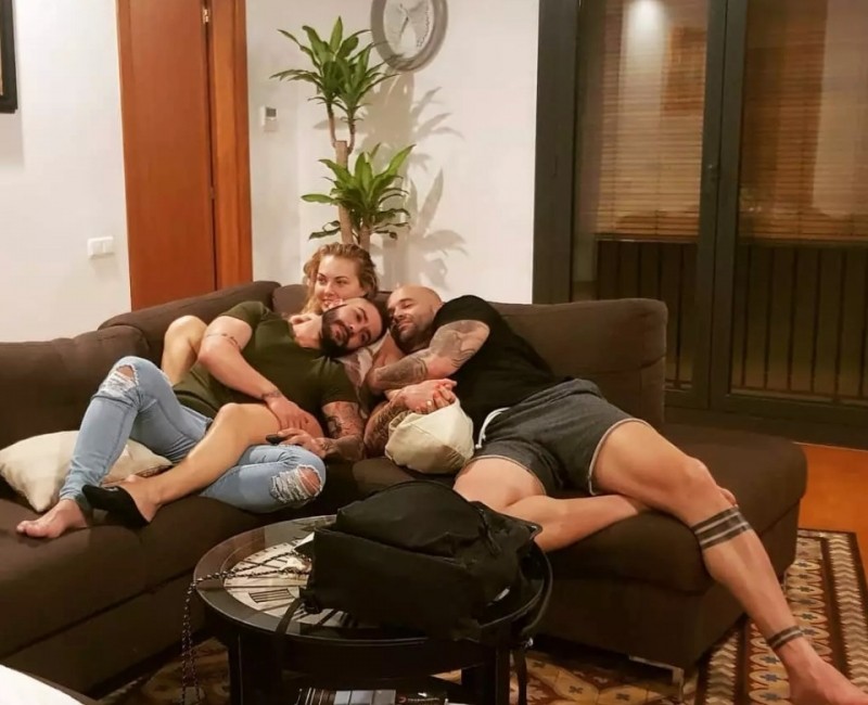 La historia de los dos amigos que comparten la misma novia | Curiosidades