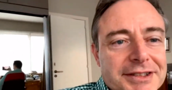 "Nueva normalidad": el intendente que se volvió viral al dar una nota en calzoncillos | Internacionales