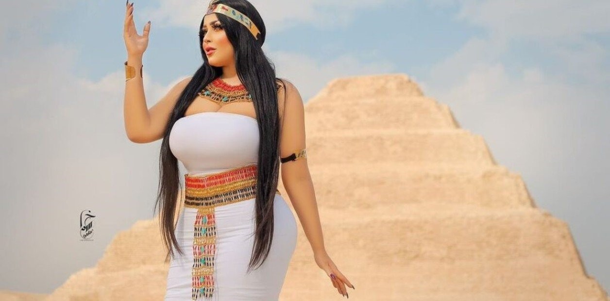 Arrestan a una modelo por posar como faraona ante una pirámide de Egipto | Internacionales