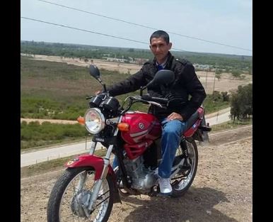 Tucumán: empleado del cementerio vende su moto por mercadería para los inundados | Actualidad