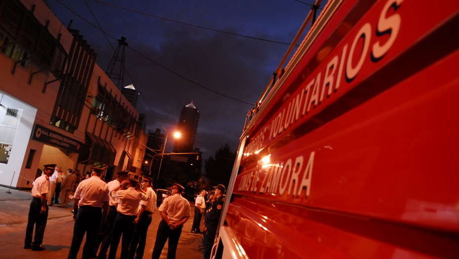 Los bomberos iban a apagar un incendio, le tiraron piedrazos y les robaron dos autobombas | Actualidad