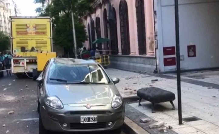 Esperaban hacerse un hisopado y les cayó mampostería de un edificio: un policía herido | Actualidad