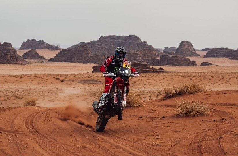 El agentino Kevin Benavides se coloca líder en motos del Dakar y Peterhansel controla en autos | Deportes