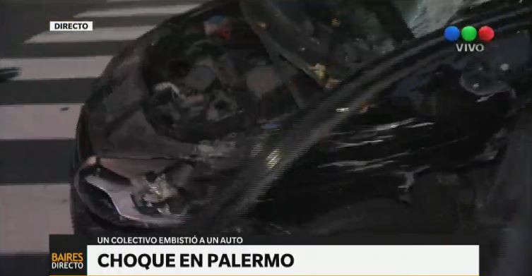 Choque entre un colectivo y un auto en Palermo: dos heridos | Actualidad