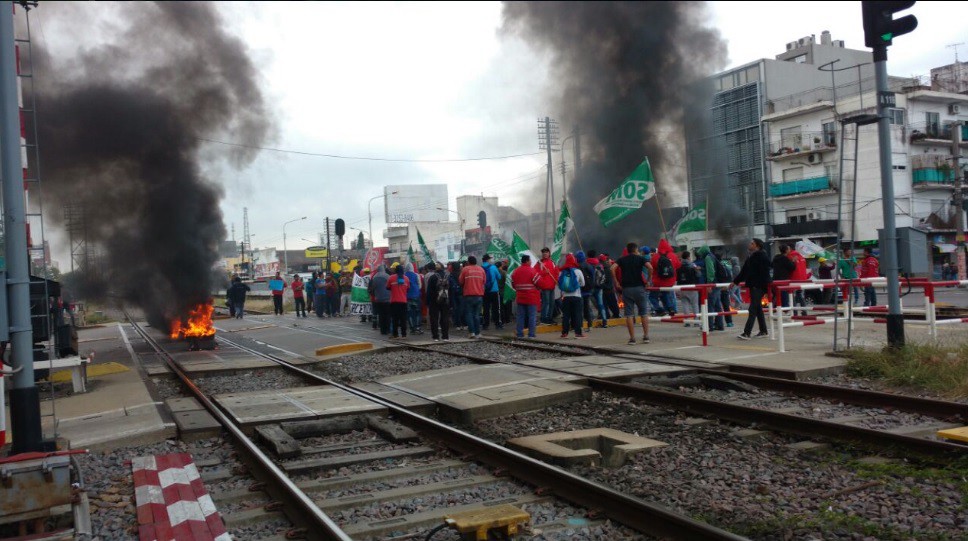 Corte de vías de trabajadores tercerizados en el ferrocarril Sarmiento | Actualidad