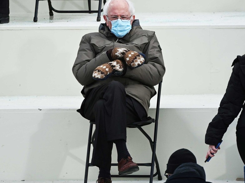 Luego de los memes del día de la asunción, se agotaron los guantes de Bernie Sanders | Redes