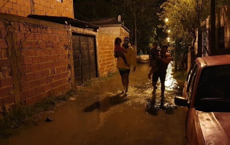 Alerta por la crecida del Río de la Plata: al menos 16 personas fueron evacuadas | Actualidad