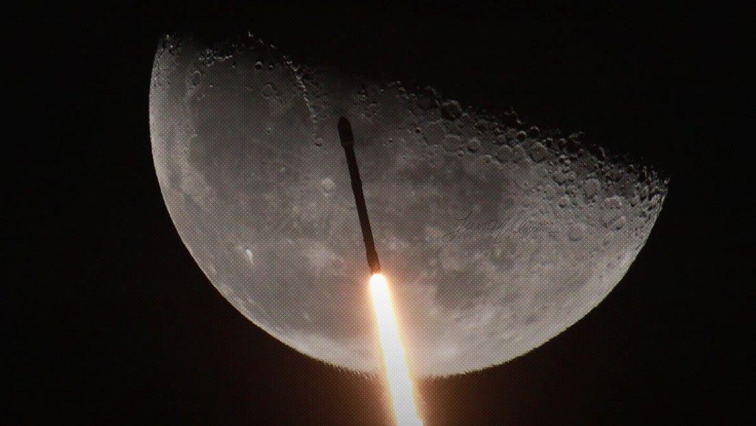 Captan el momento exacto en el que un cohete de SpaceX pasa frente a la Luna | Curiosidades