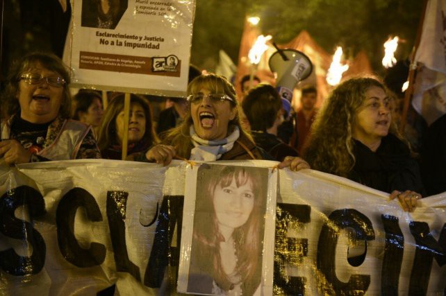 Marcha de antorchas para pedir justicia por la muerte de  la bibliotecaria en la comisaría 10 | Actualidad