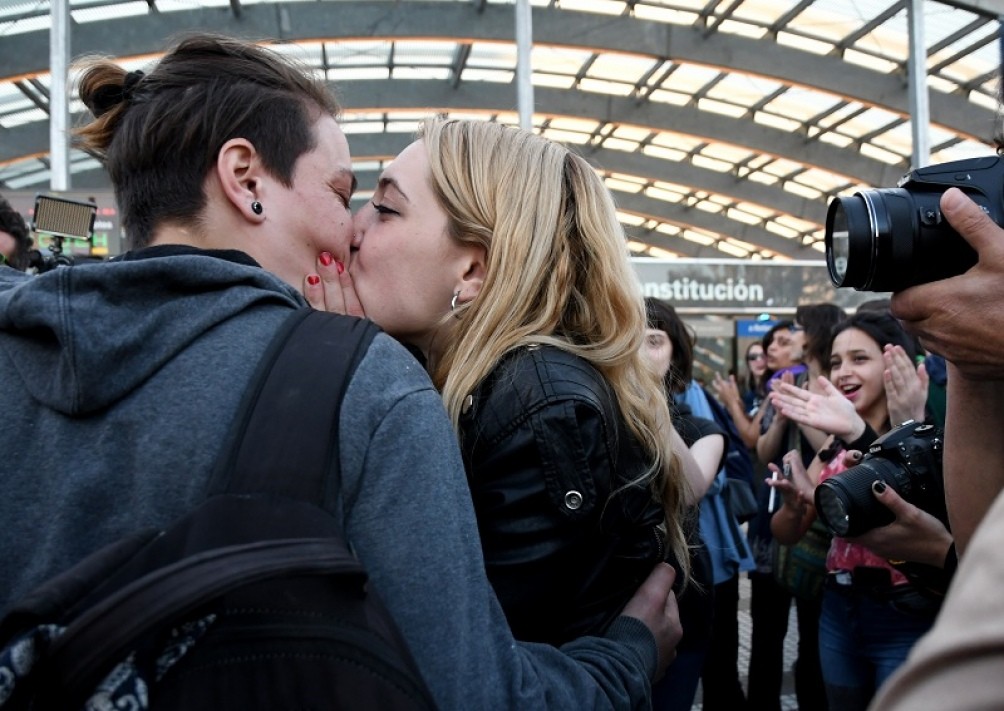 Esperan la apelación al fallo que condenó a una mujer por besar a su esposa en Constitución | Actualidad