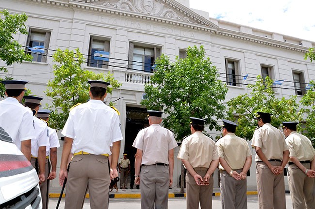 La Pampa: le quitarán el arma a policías que sean denunciados por violencia de género | Actualidad