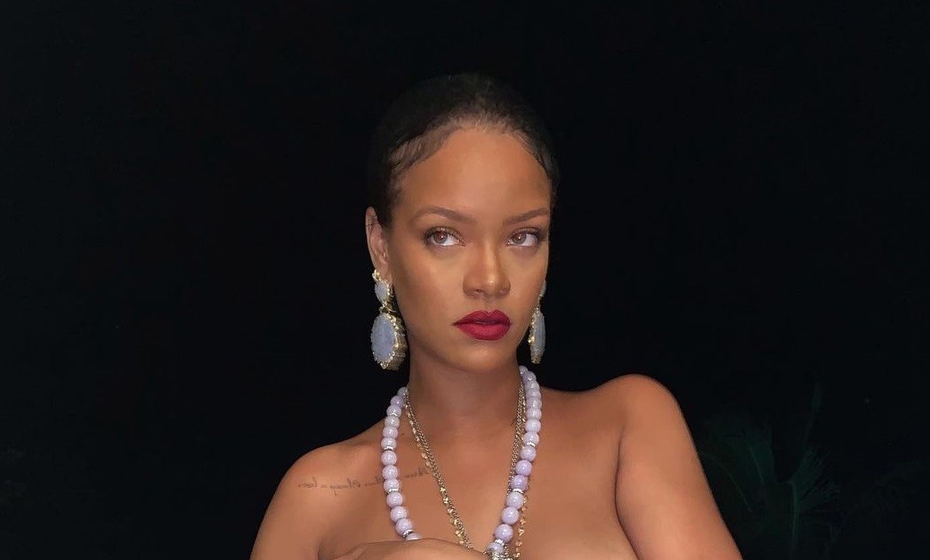 Polémica por una foto de Rihanna en topless con una imagen del dios Ganesh | Espectáculos