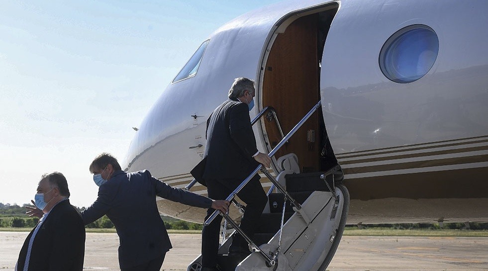 Tras el escándalo por las vacunas, el Presidente viaja a México y se reunirá con López Obrador | Política