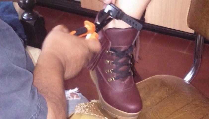 Mujer con prisión domiciliaria rompió la pulsera electrónica y huyó con su hijo de un año | Actualidad