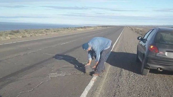 El enfermero que usó su tiempo libre para preparar mezcla y tapar los baches de la ruta 3 | Actualidad