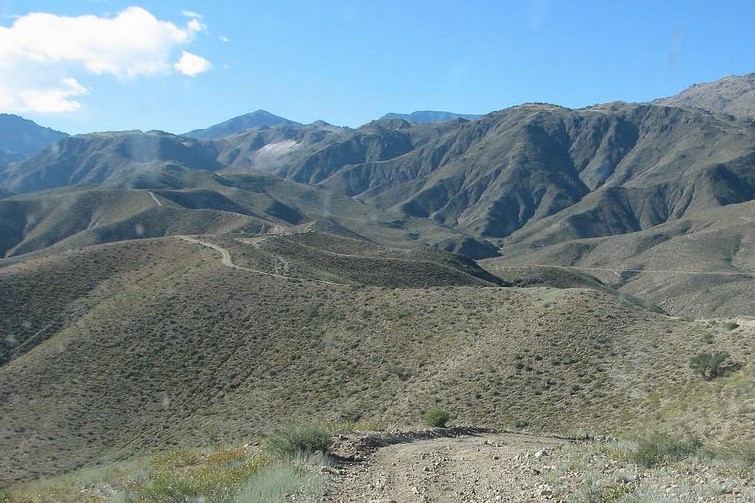 Nena de 4 años se extravió en los cerros y pasó la noche en una cueva con ovejas | Actualidad