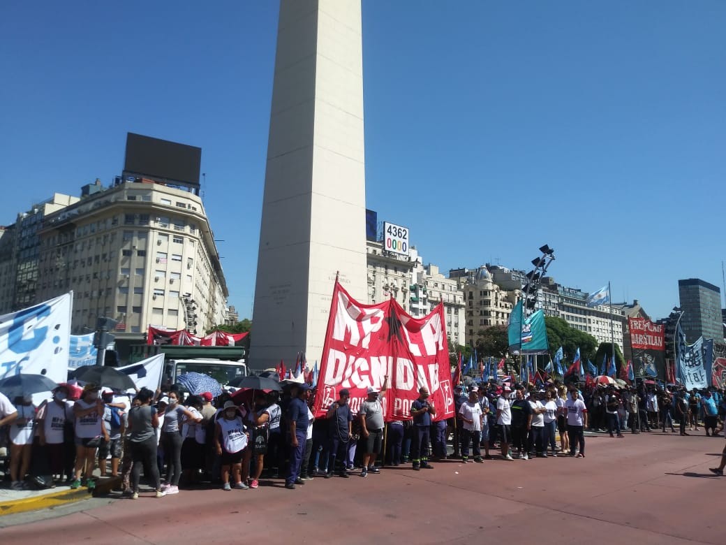 Organizaciones sociales protestan en el Obelisco por cierre de programa social de limpieza de veredas | Actualidad
