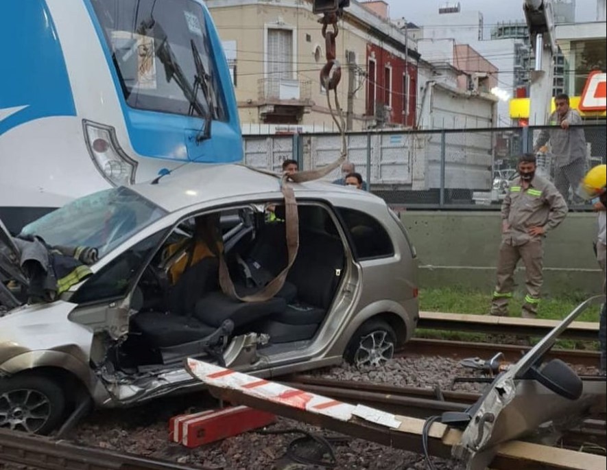 El tren Sarmiento embistió un auto en la estación Ramos Mejía | Actualidad